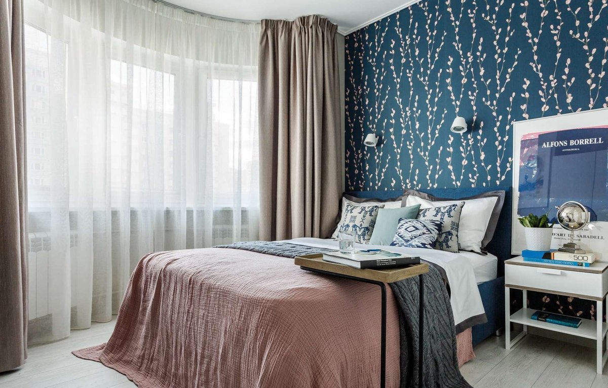 Голубые шторы в спальне