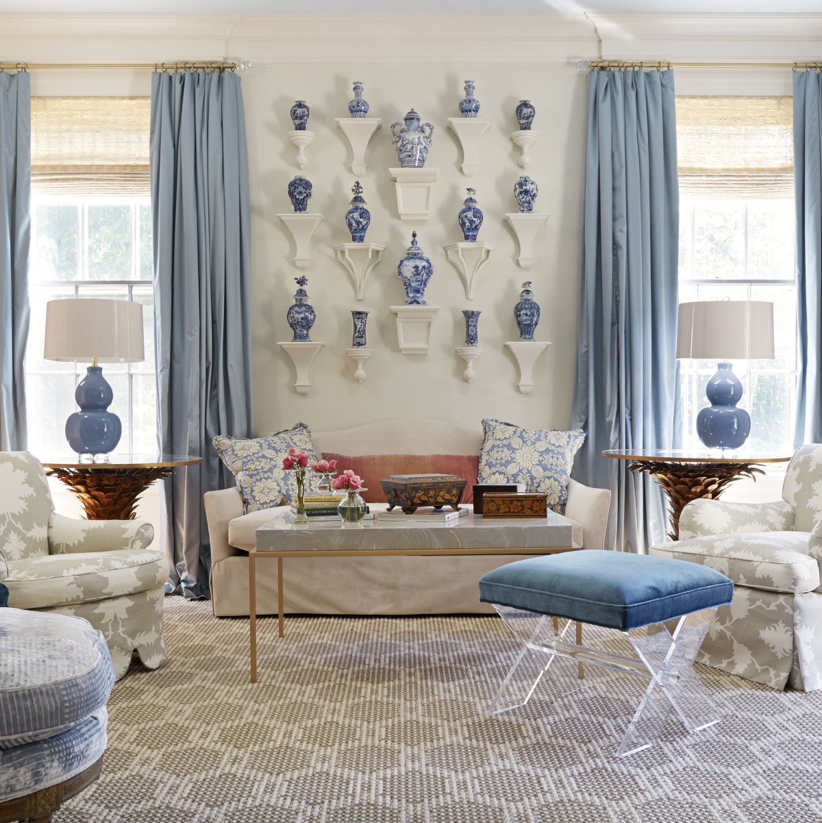 Декор гостиной с синими шторами