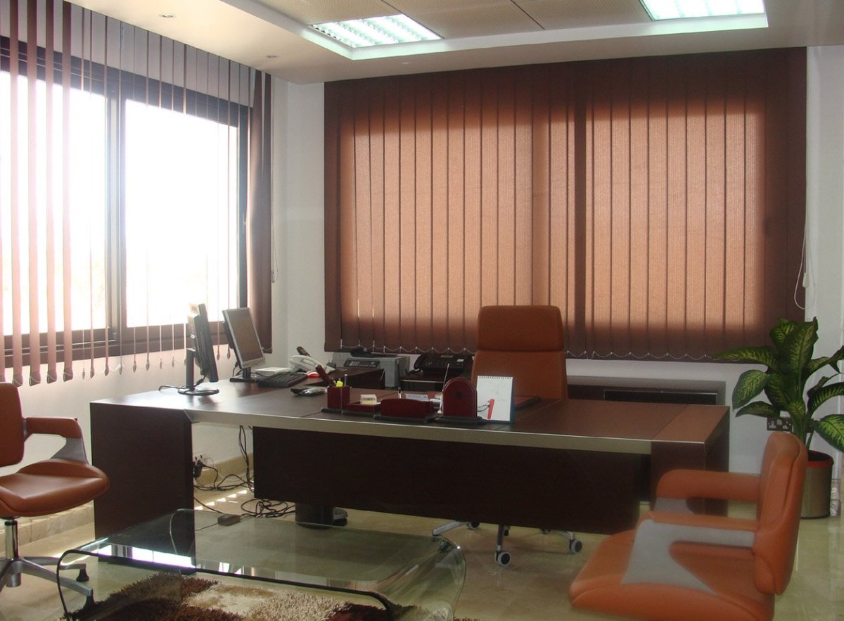 Вертикальные жалюзи в кабинете руководителя