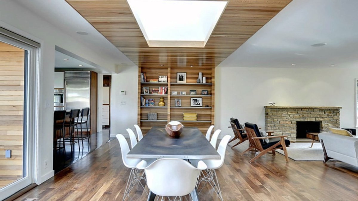 Потолок из дерева и стекла