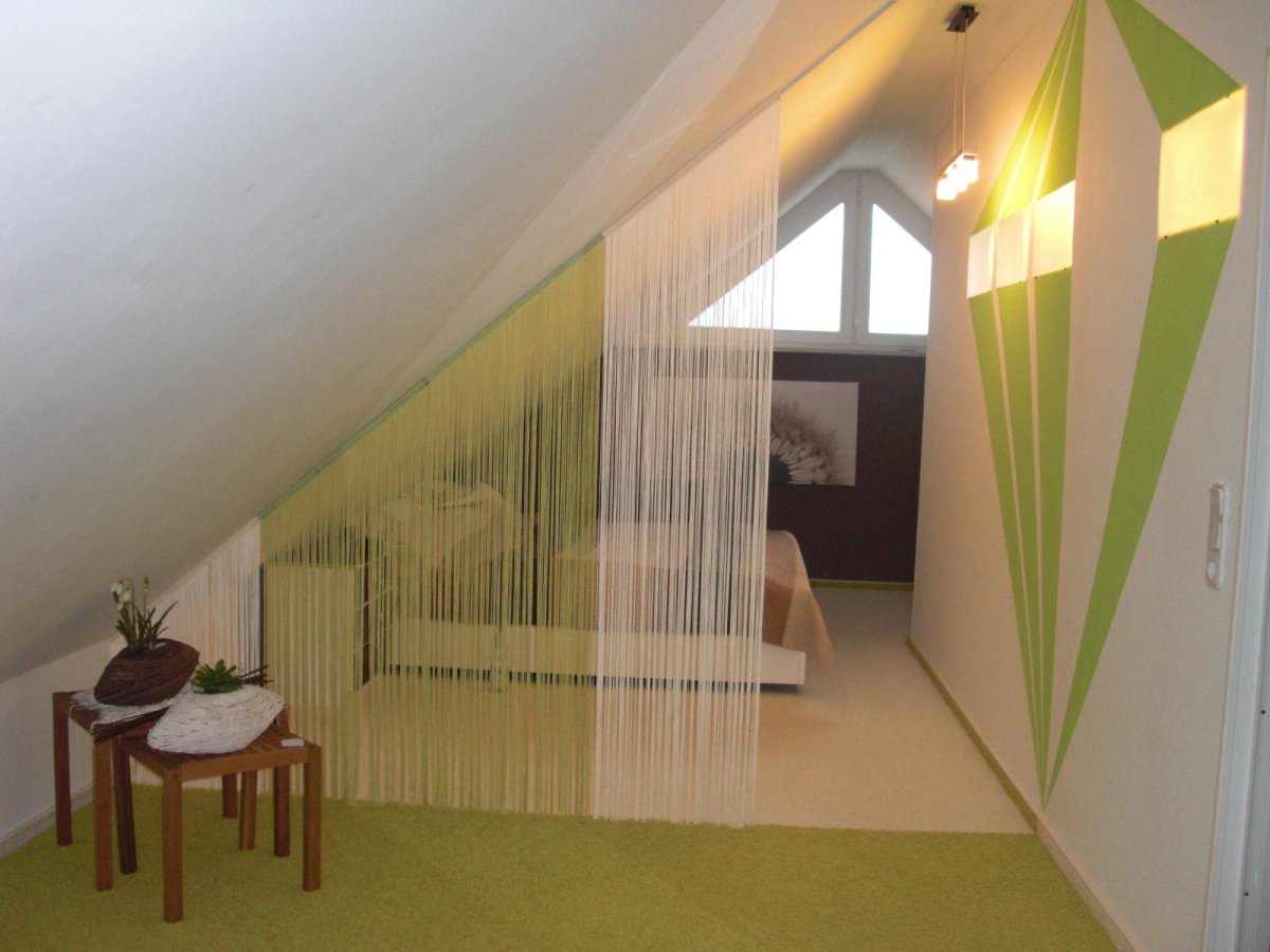 Зонирование мансарды шторами