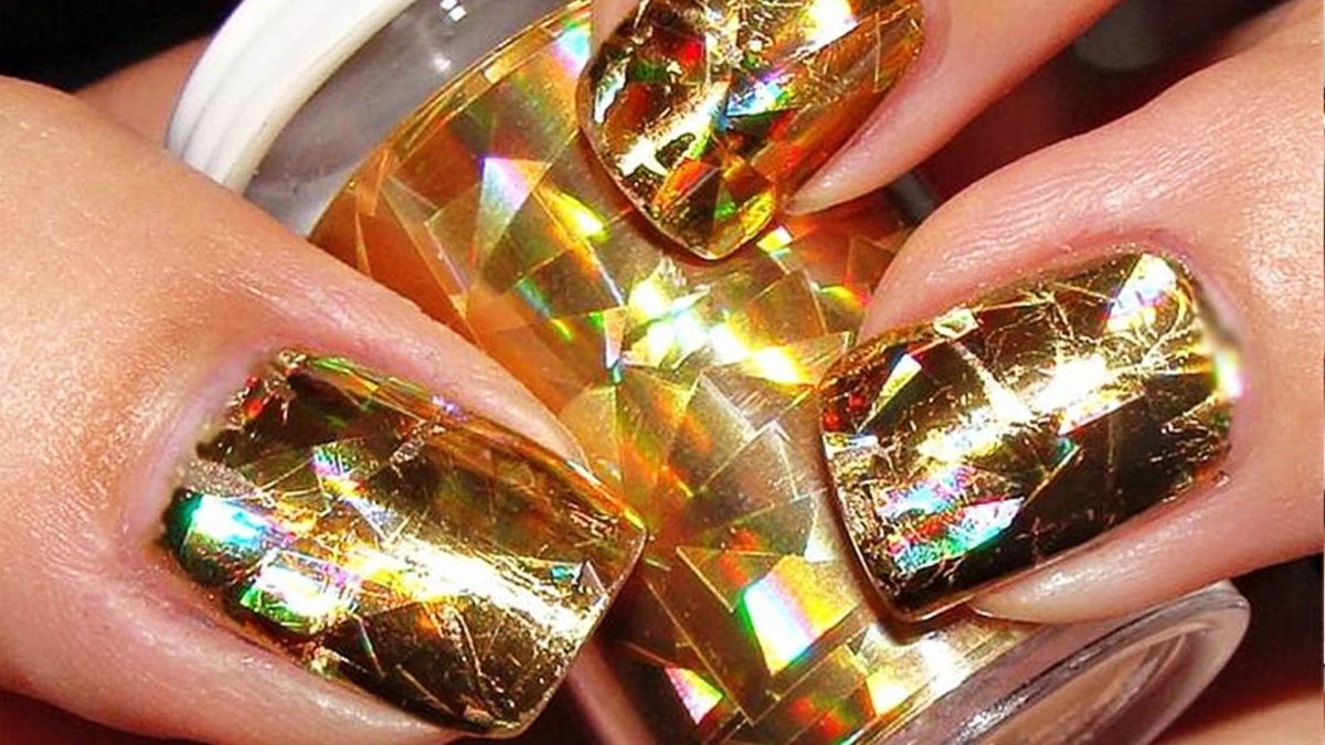 Маникюр с фольгой