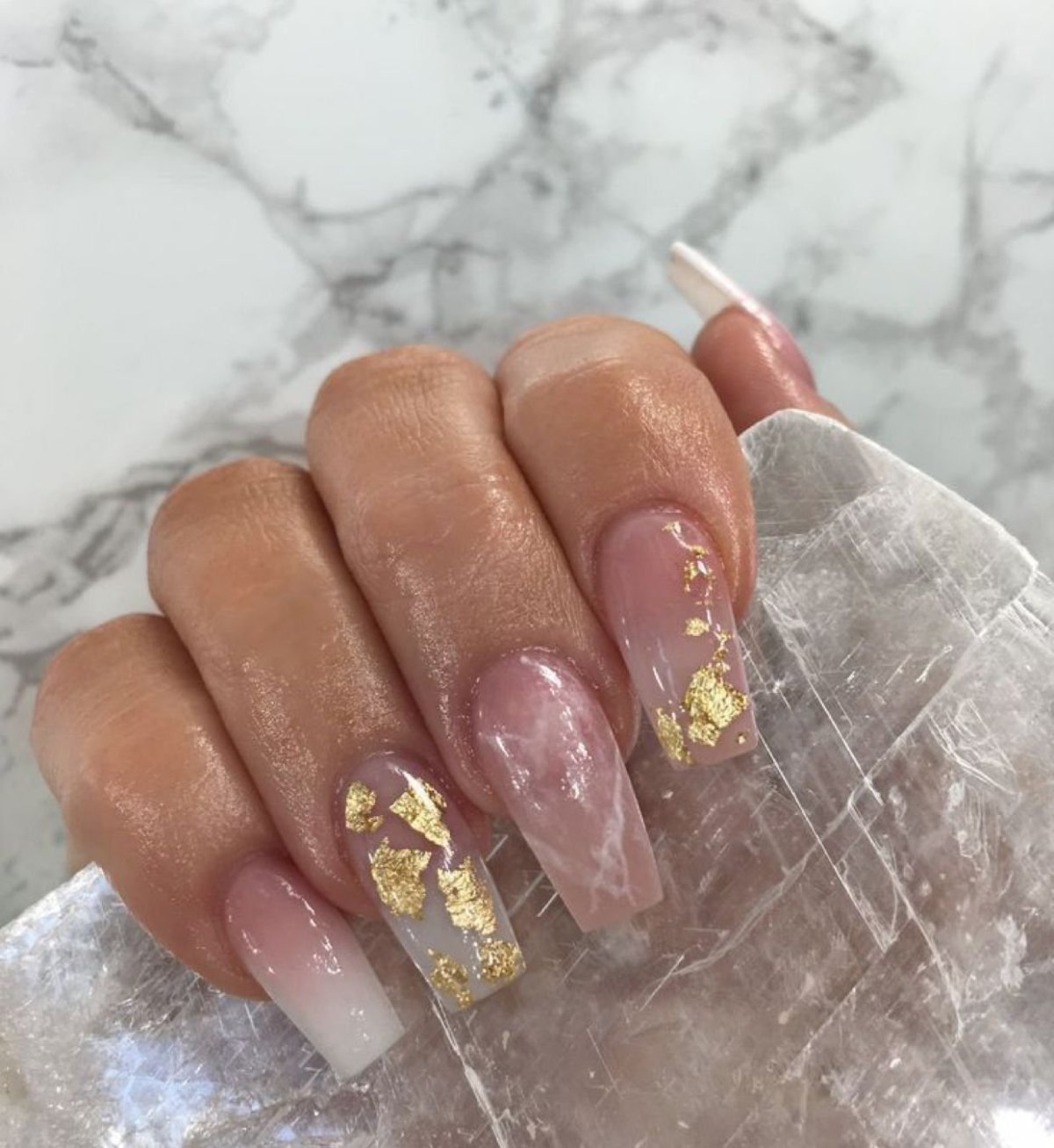 Мраморный маникюр с фольгой