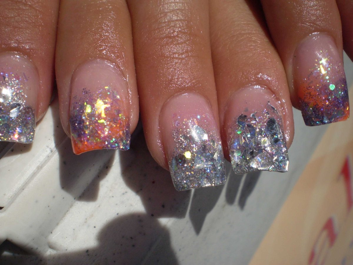 Аквариумный маникюр с блестками на короткие ногти