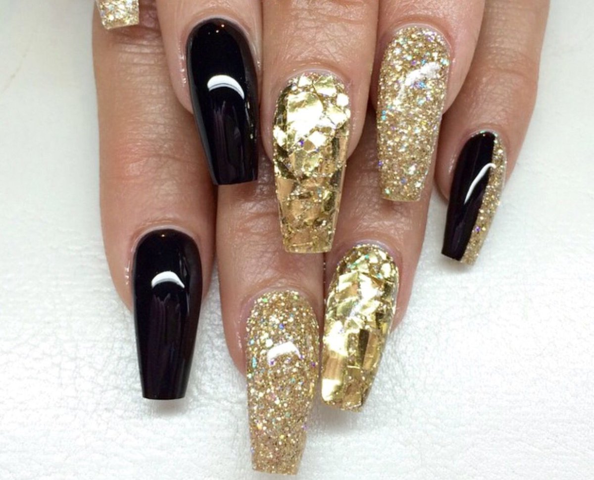 Маникюр чёрный с золотом на длинные ногти