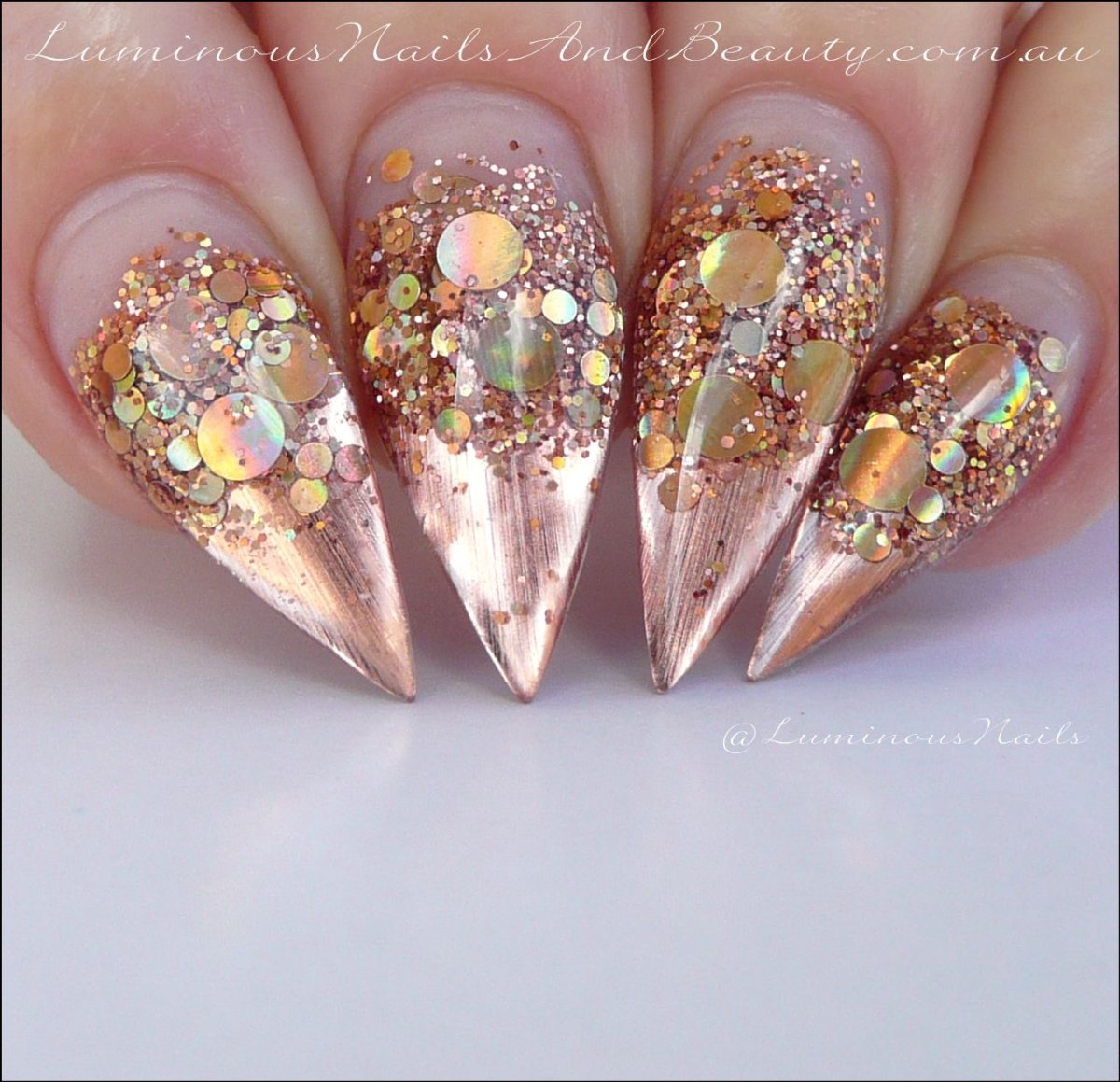 Ногти аквариум золото