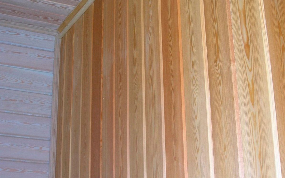 Вагонка штиль лиственница на стене