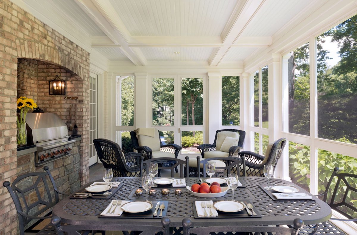 Столик на веранду в классическом стиле