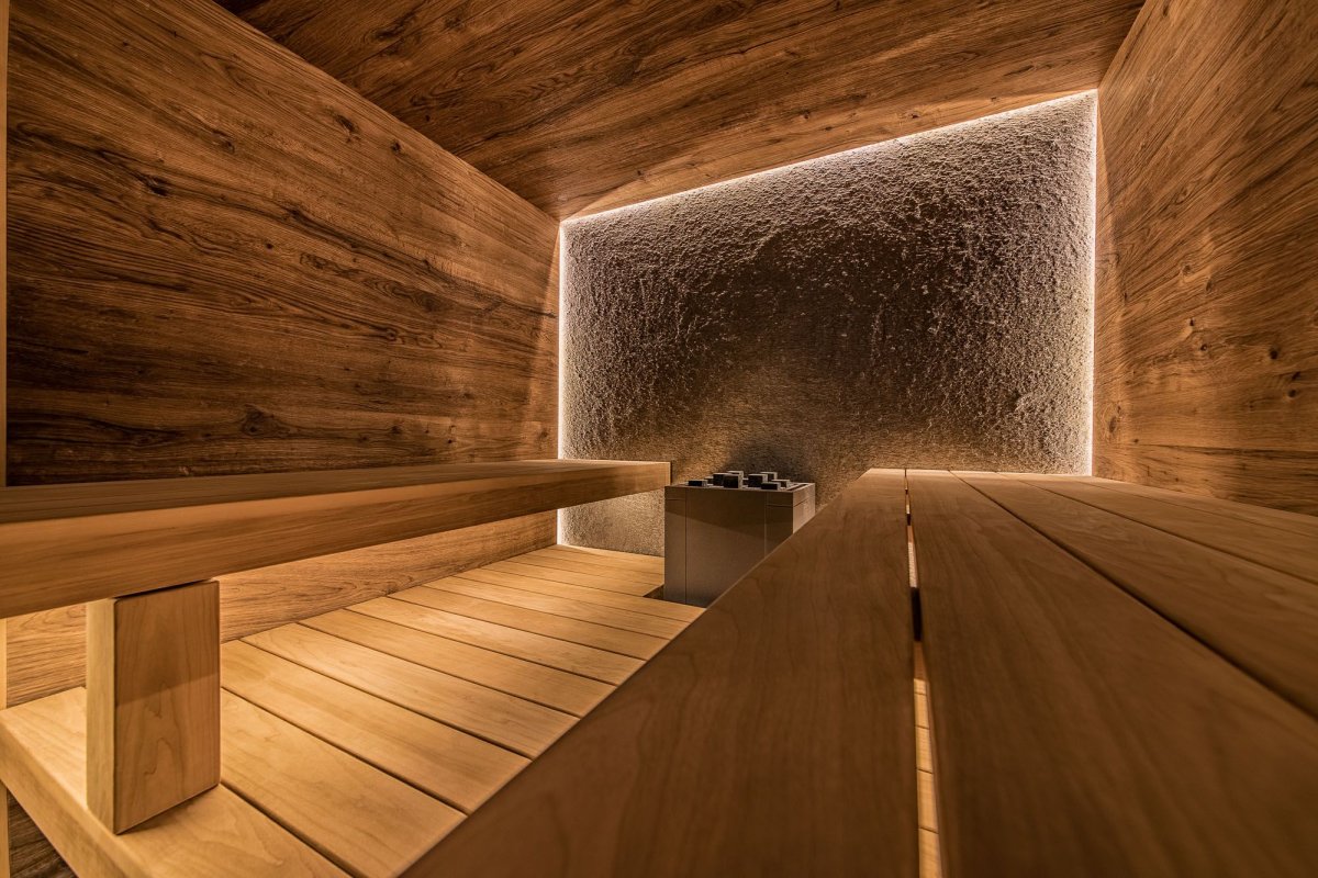 Соляная стена в сауне Klafs