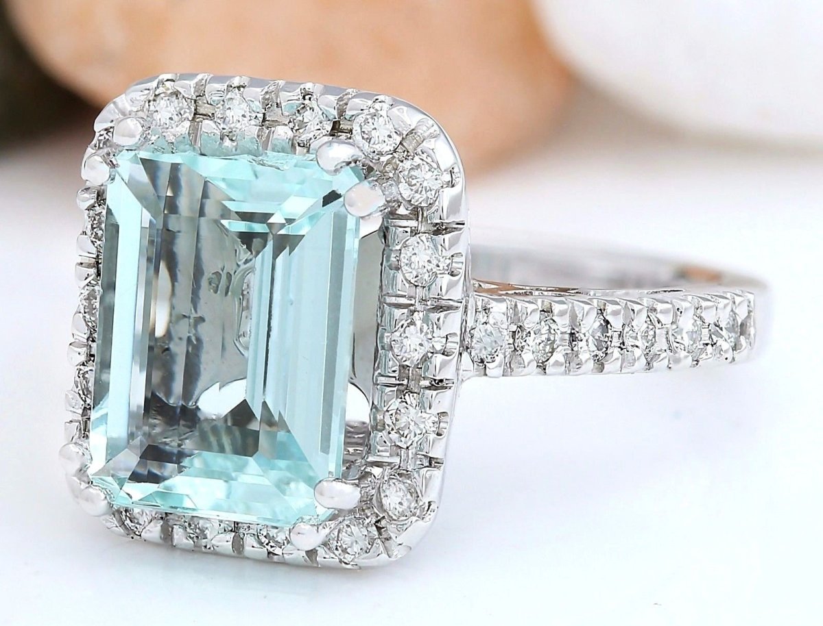 Серебристый Аквамарин в одежде фото