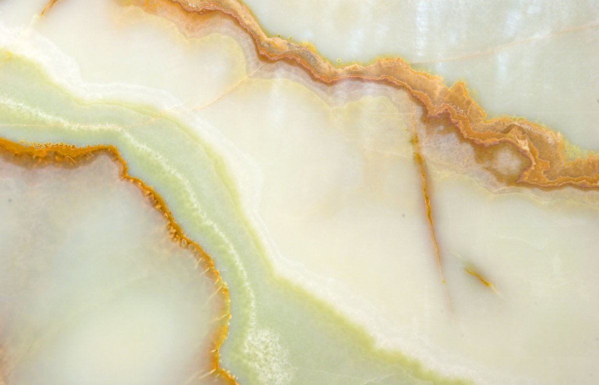 Срез натурального камня с золотыми прожилками