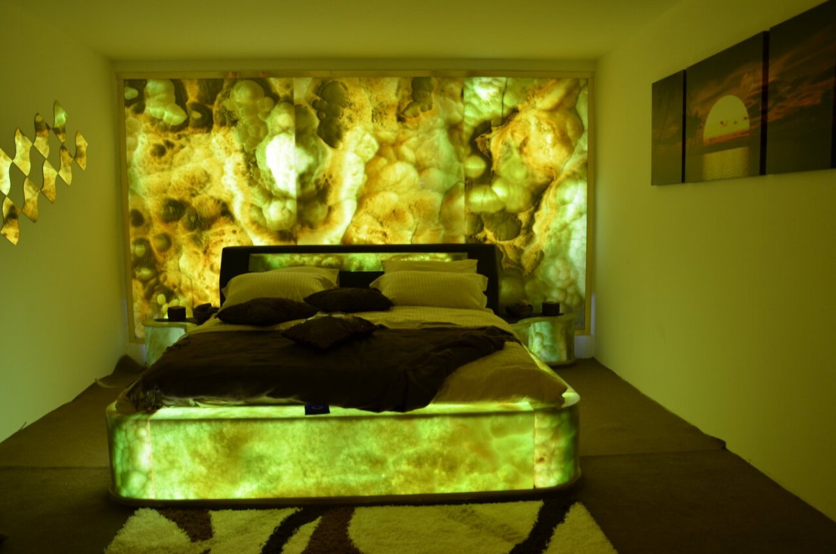 Оникс в интерьере с подсветкой в спальне