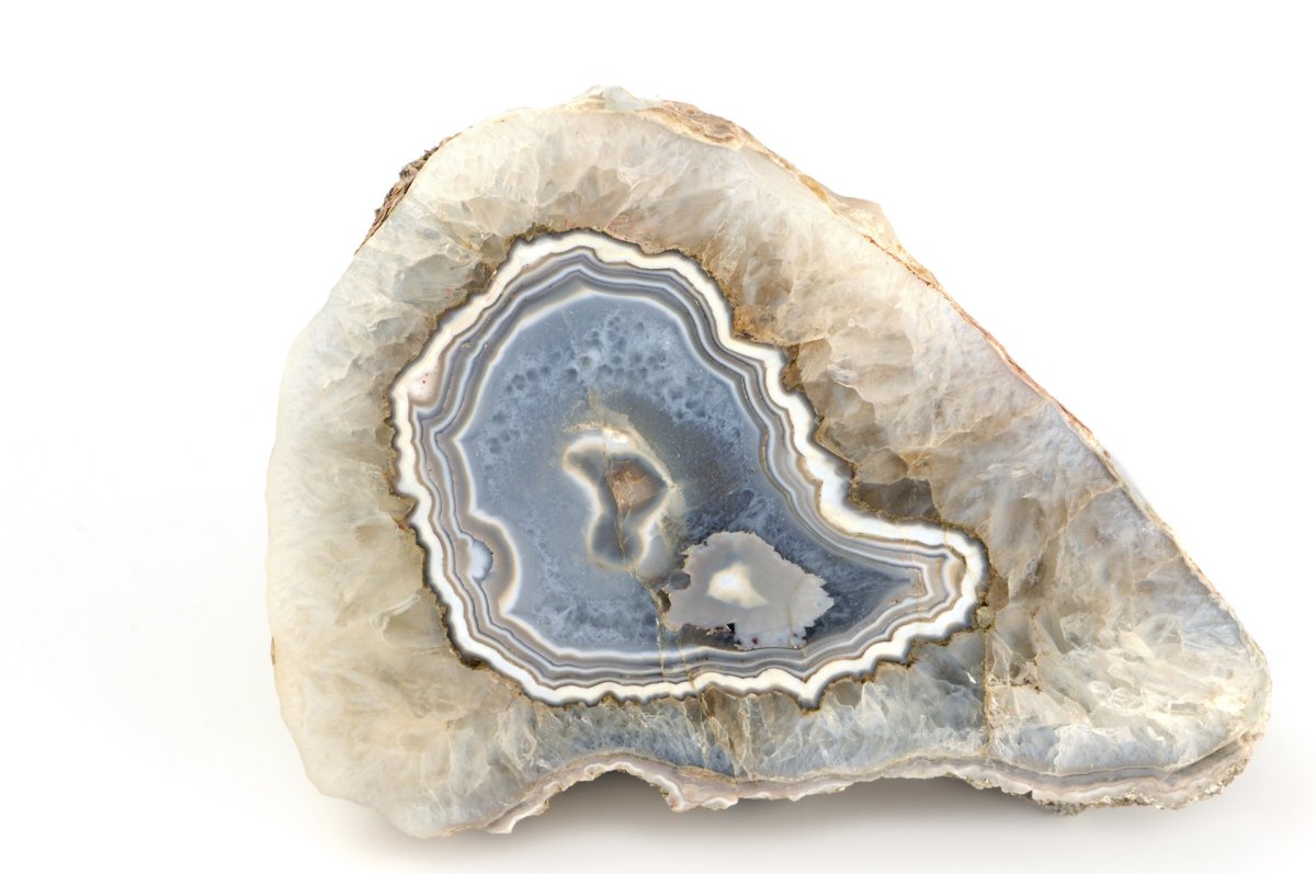 Агат камень на белом фоне