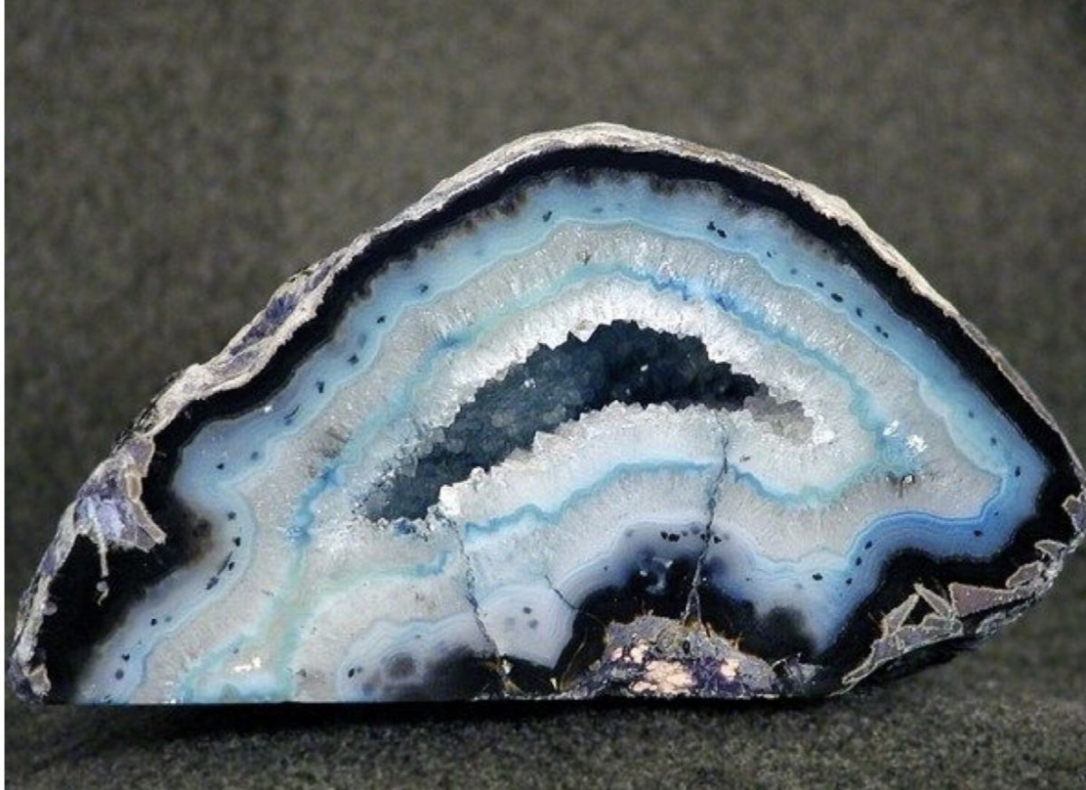 Голубой агат жеода