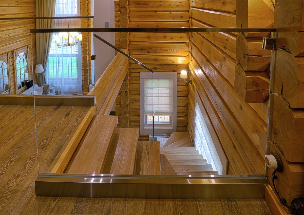 Лестница в доме со вторым светом
