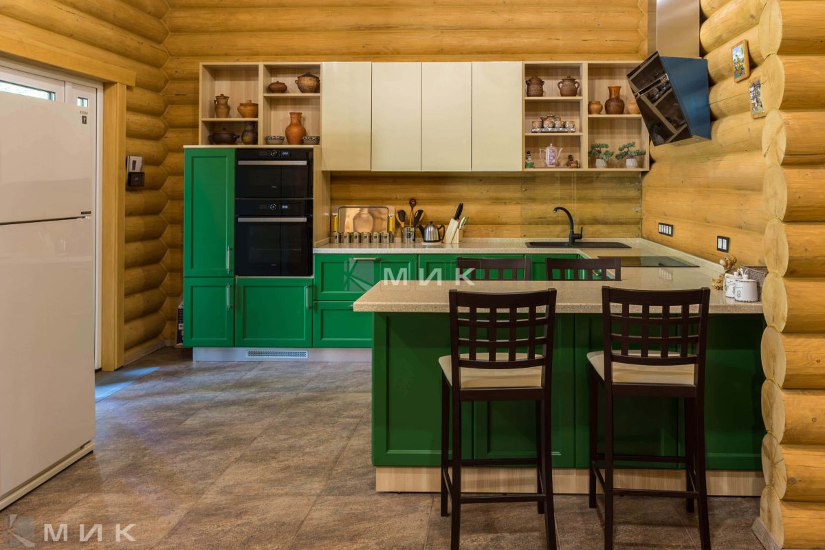 Зеленая кухня в бревенчатом доме