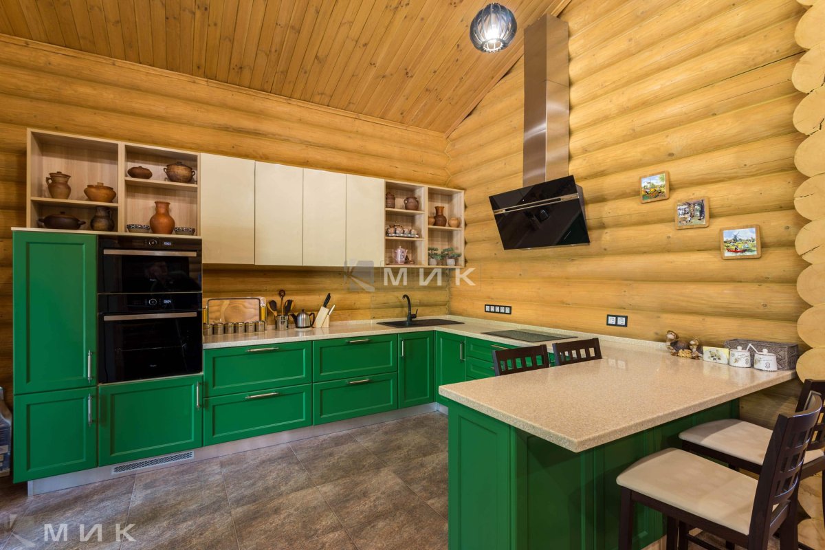 Зеленая кухня в деревянном доме