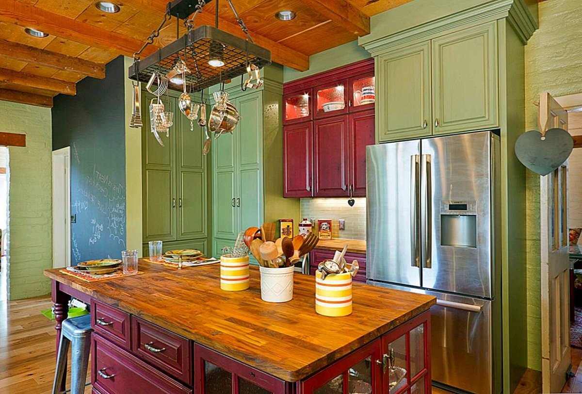 Зеленая кухня в бревенчатом доме