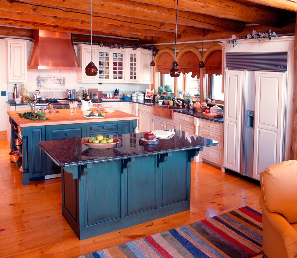 Зеленая кухня в деревянном доме