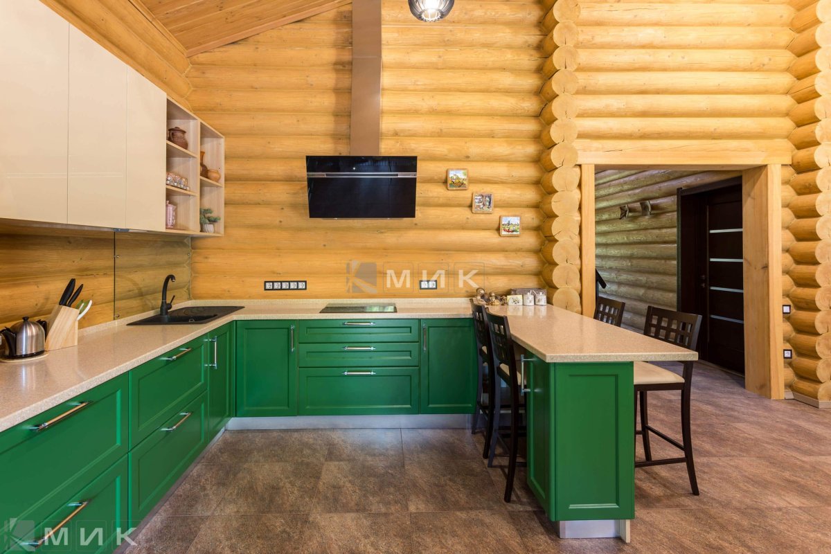 Салатовая кухня в деревянном доме