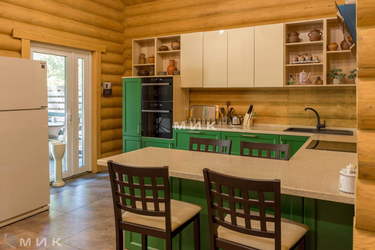 Кухня зеленая в брусовом доме