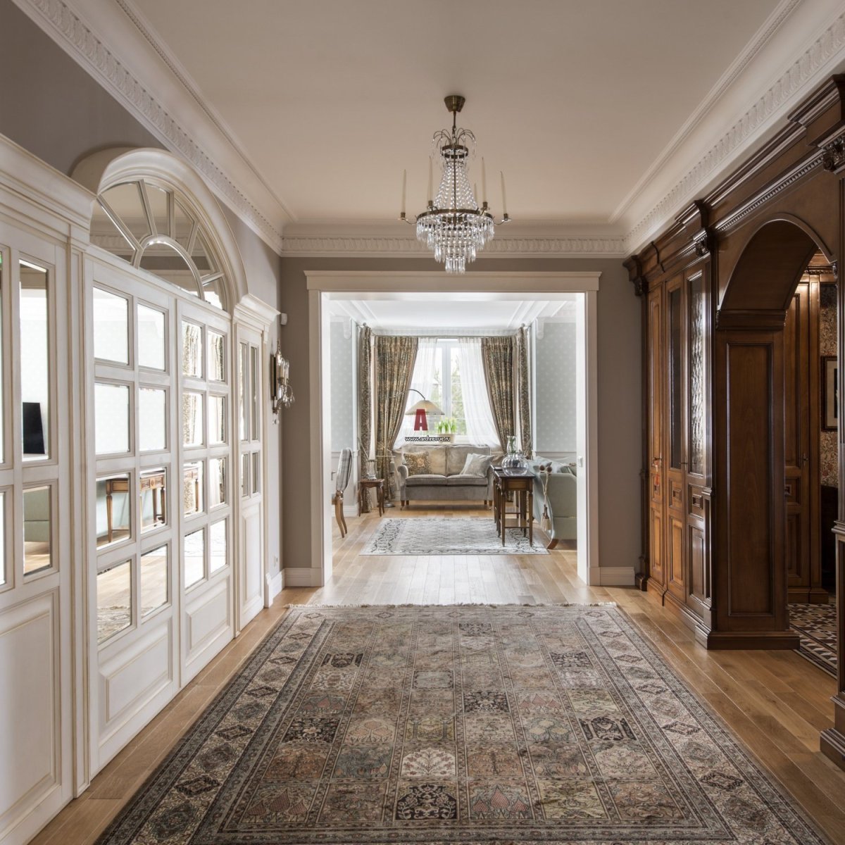 Холл в классическом стиле в частном доме