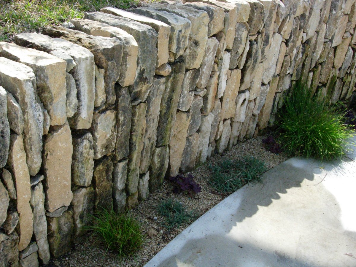 Ограждение из бутового камня