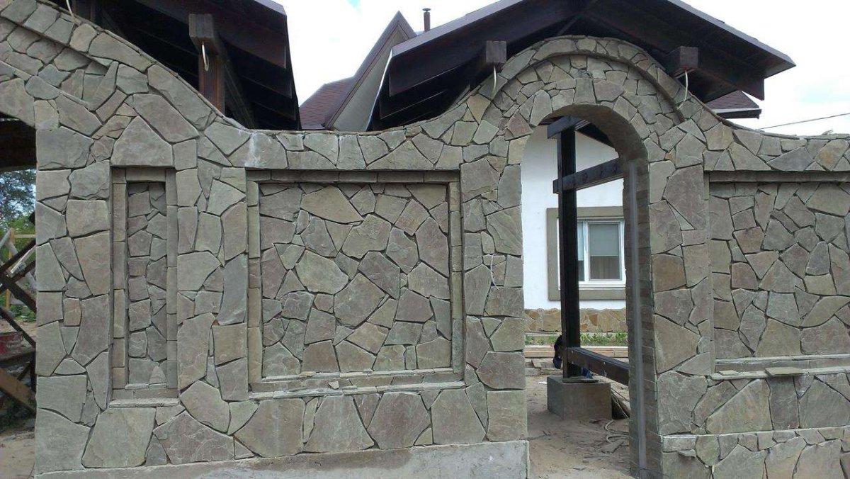 Забор облицованный камнем