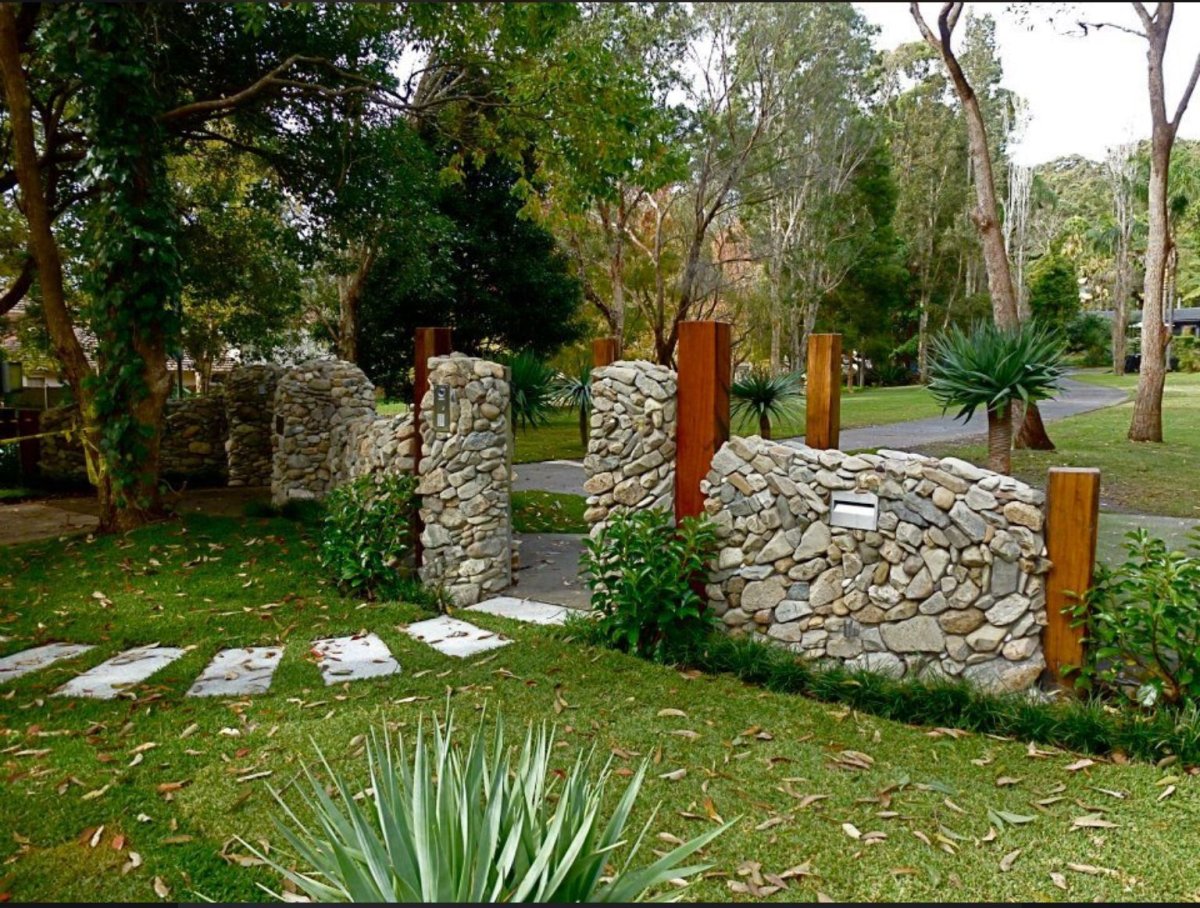 Забор из камня в греческом стиле