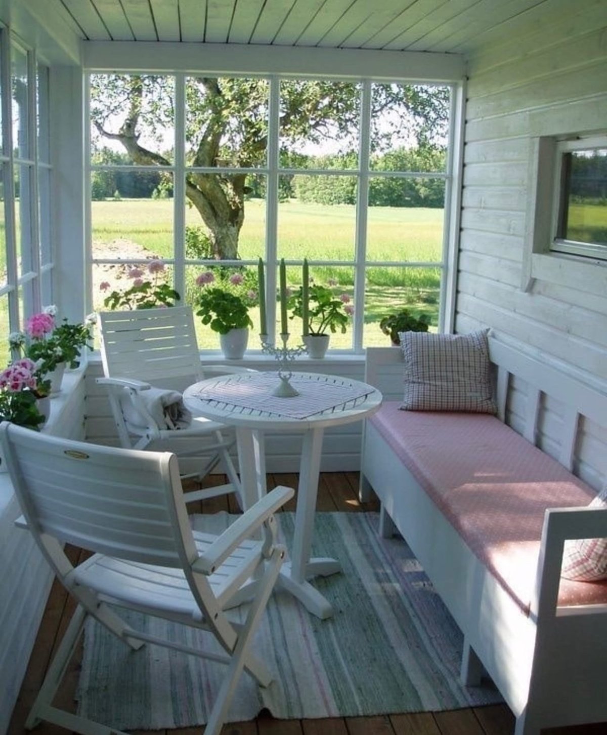 Маленькая веранда на даче