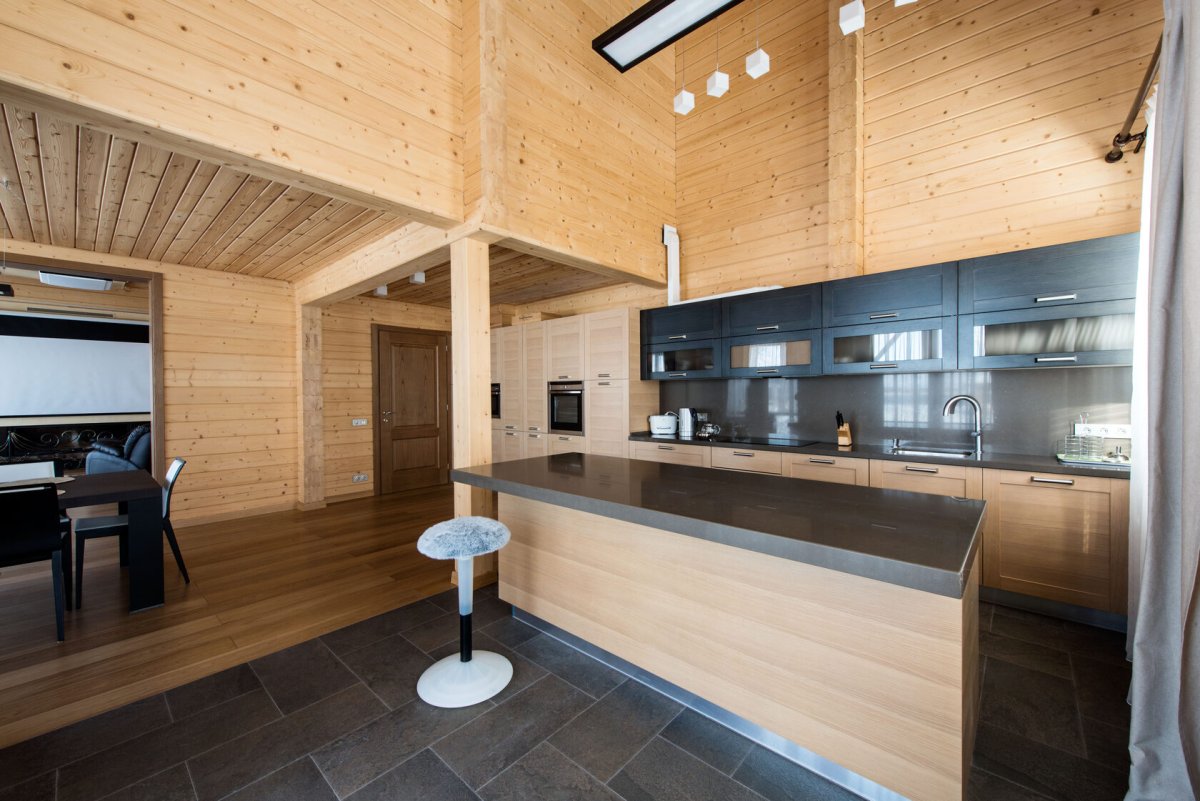 Современная кухня в брусовом доме