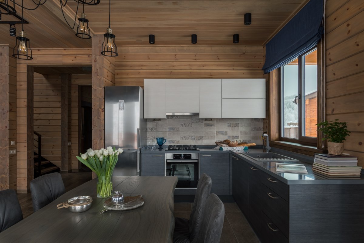 Кухня лофт в доме из бруса