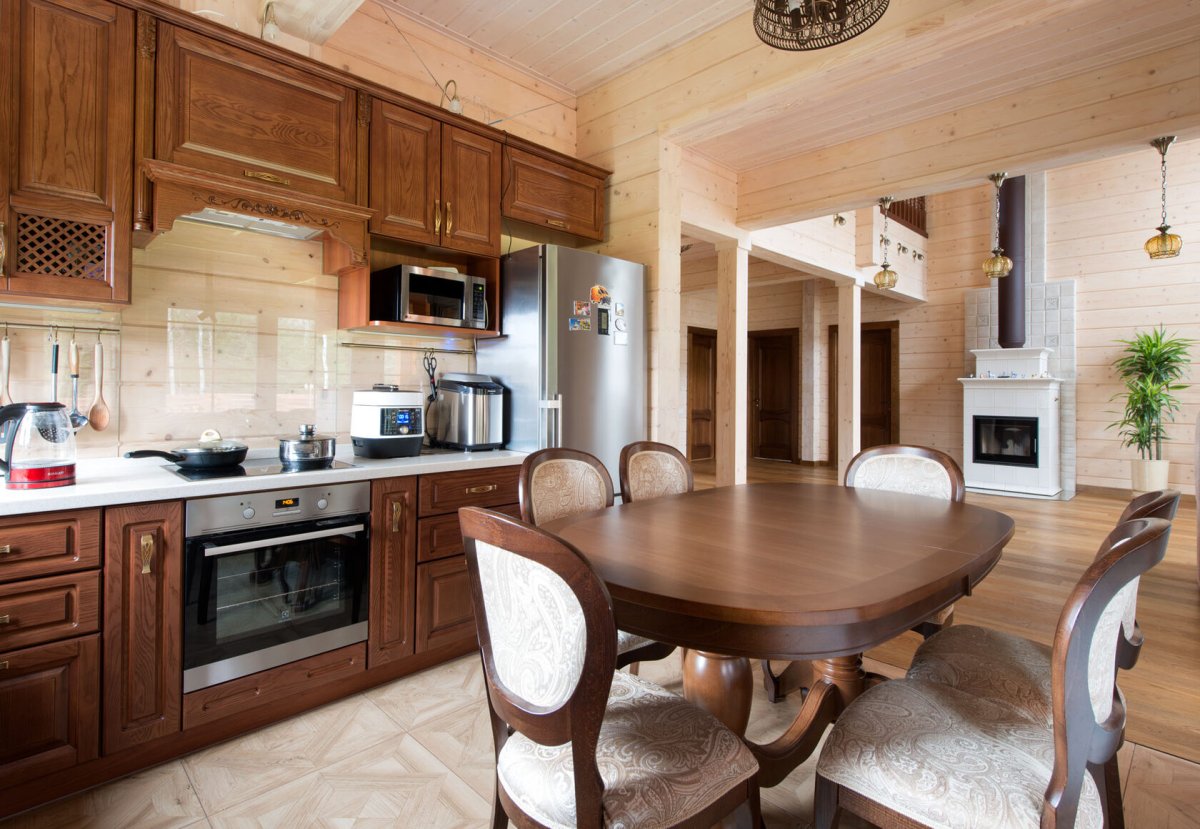 Кухня в классическом стиле в частном доме из клееного бруса
