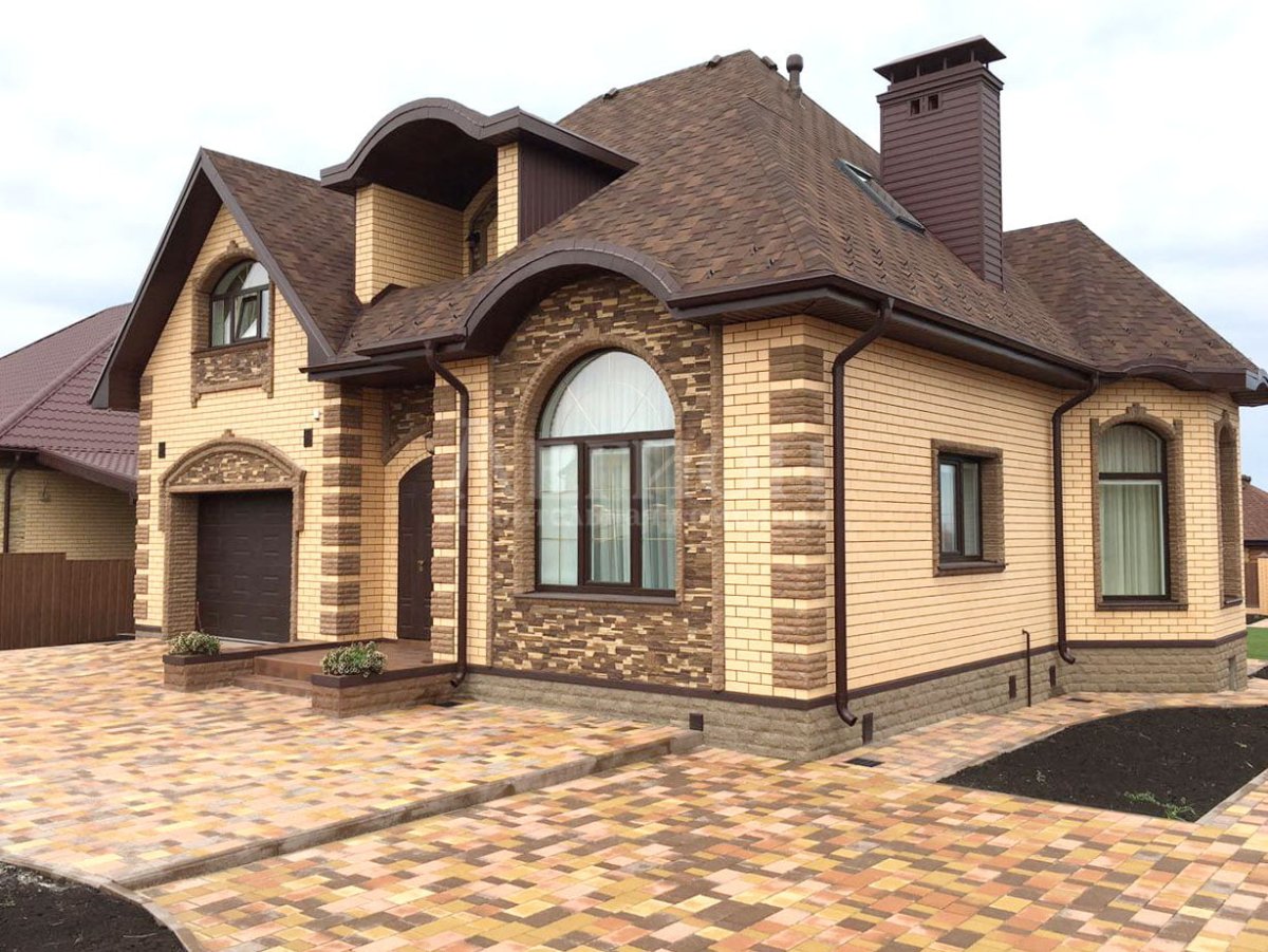 Фасады коттеджей из кирпича