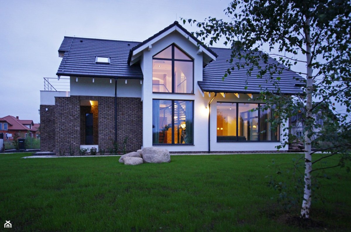 Дом с большими окнами