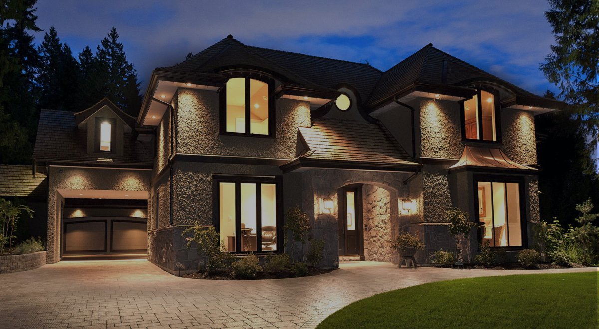 Большой двухэтажный дом