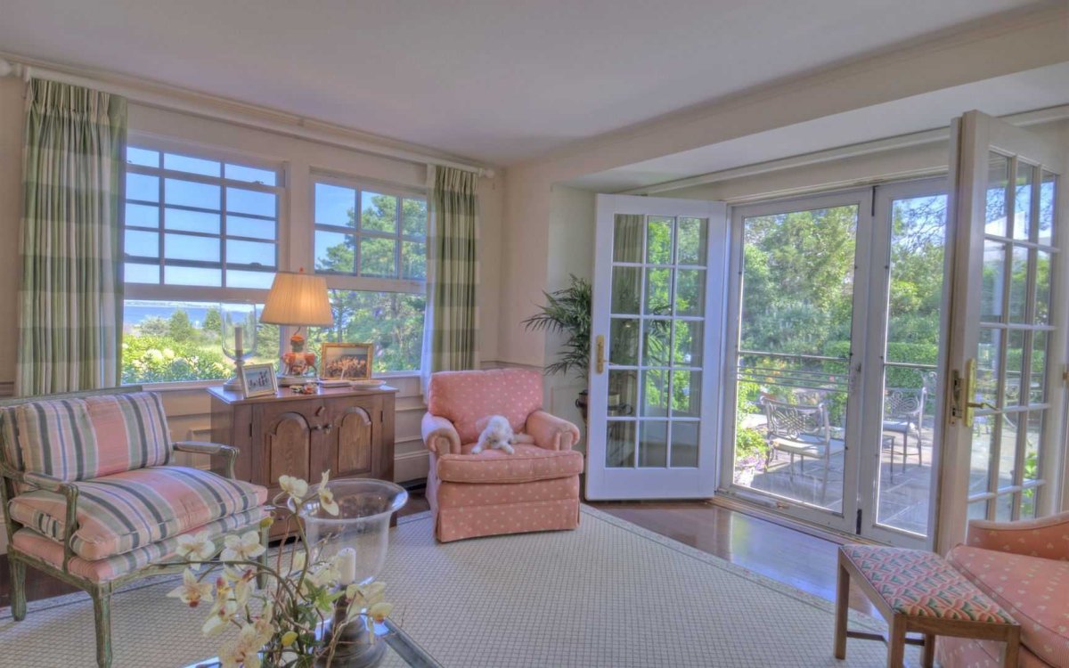 Дом с французскими окнами