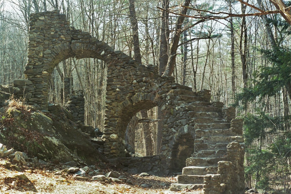 Ворота руины в лесу мадам Шерри Калининградская область