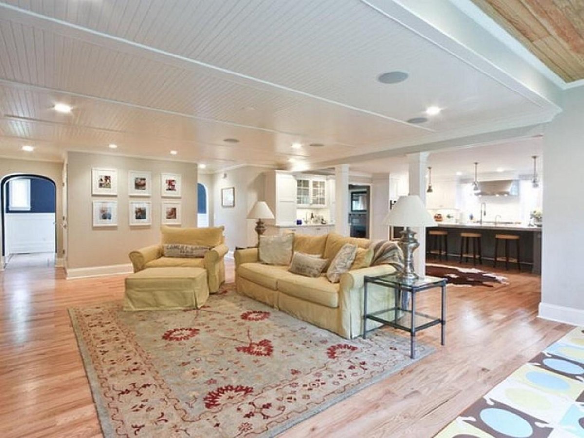 Потолок в гостиной в частном доме