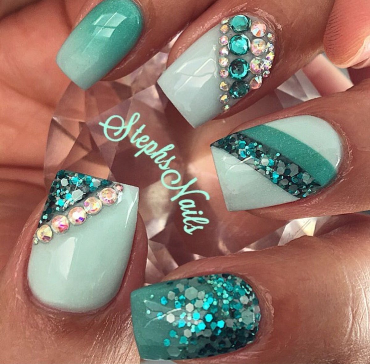Бирюзовый маникюр с блестками