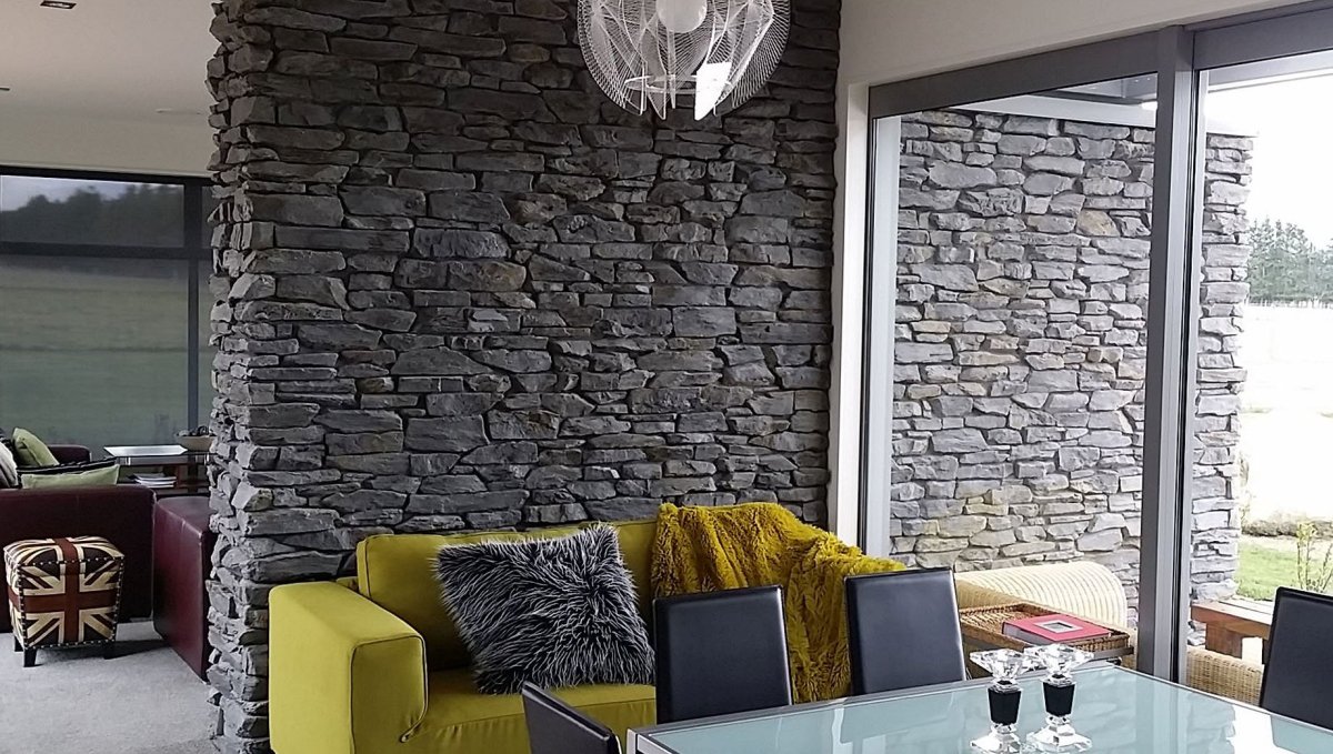 Кафе с каменными стенами