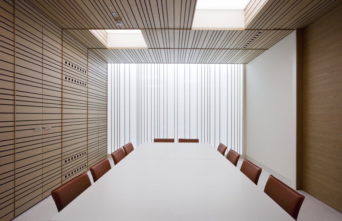 Стена в переговорной