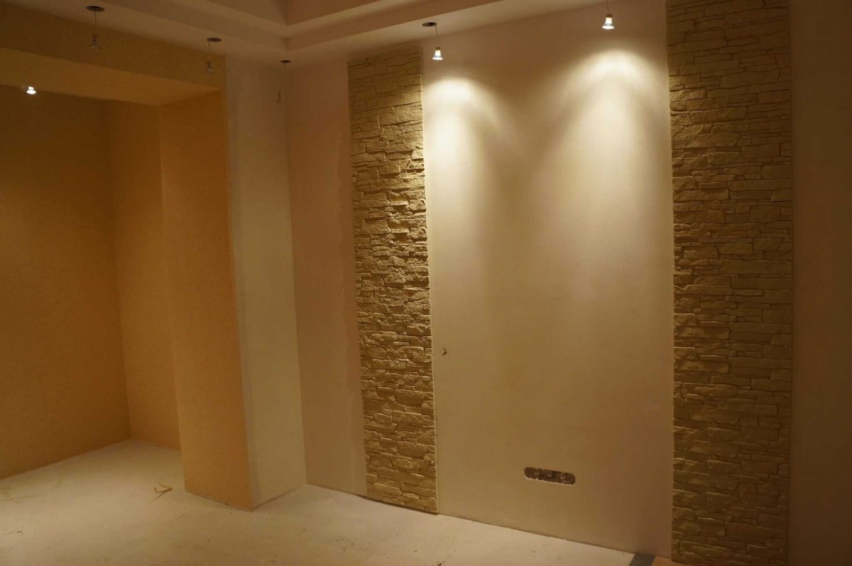 Стена из гипсокартона и декоративный камень