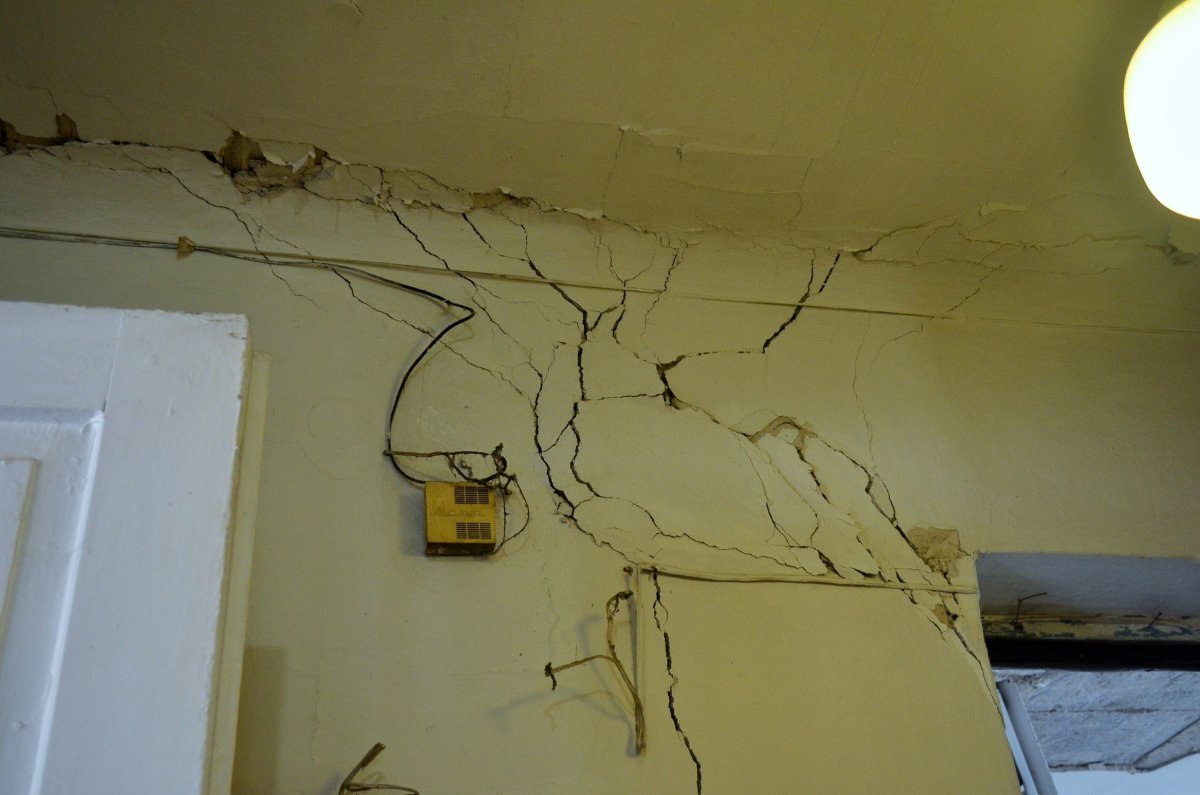 Замаскировать трещину на стене