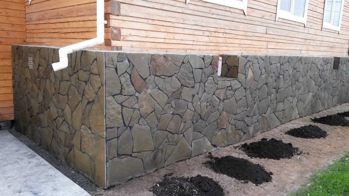 Отделка фундамента под камень