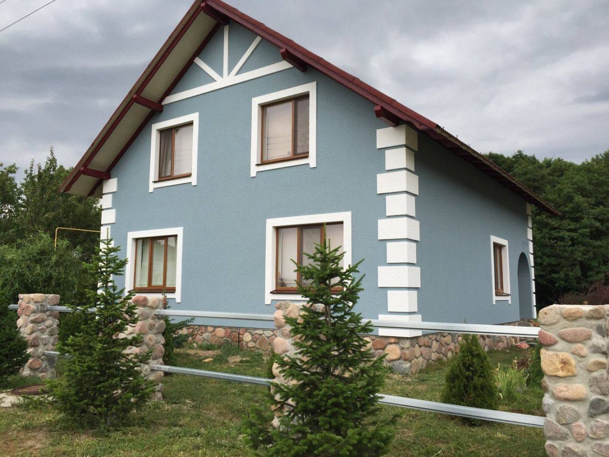 Американка на фасаде