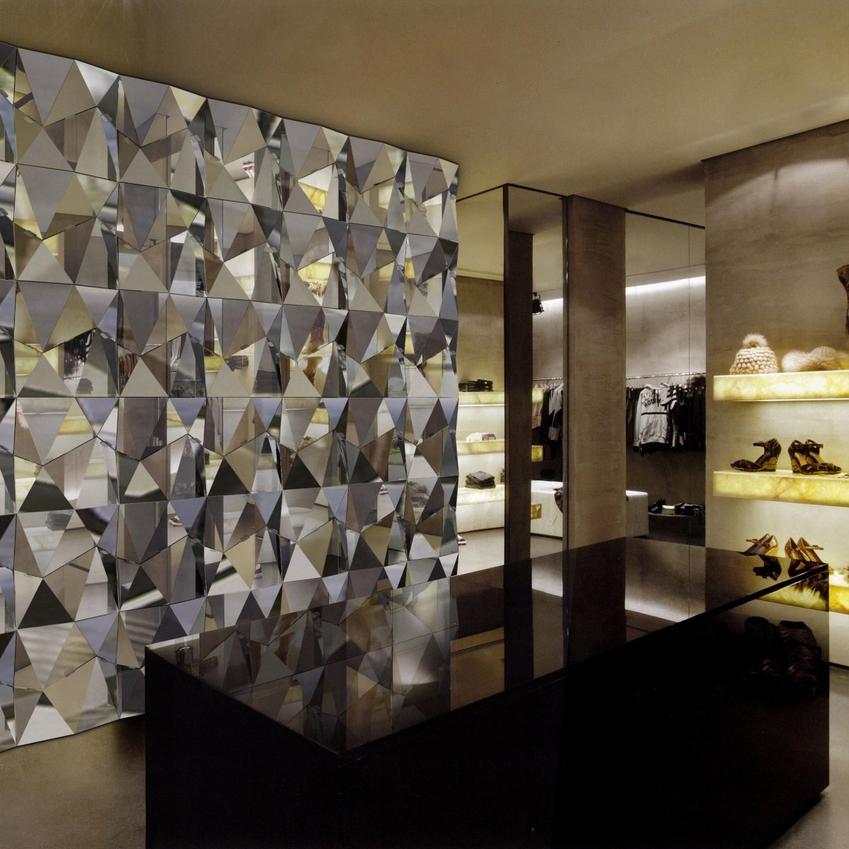 Зеркальные вставки на стенах