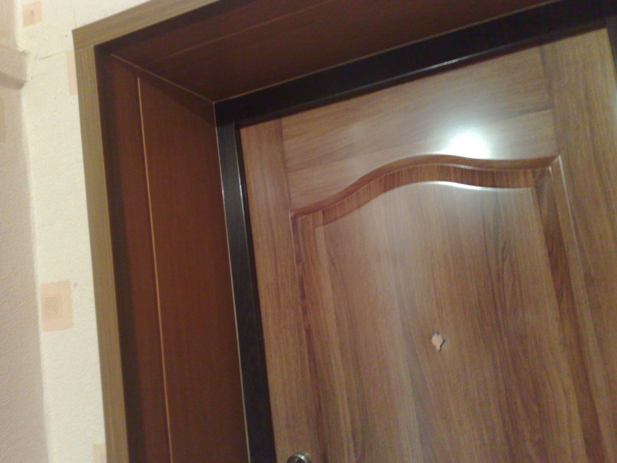 Обшивка ламинатом откосов входной двери