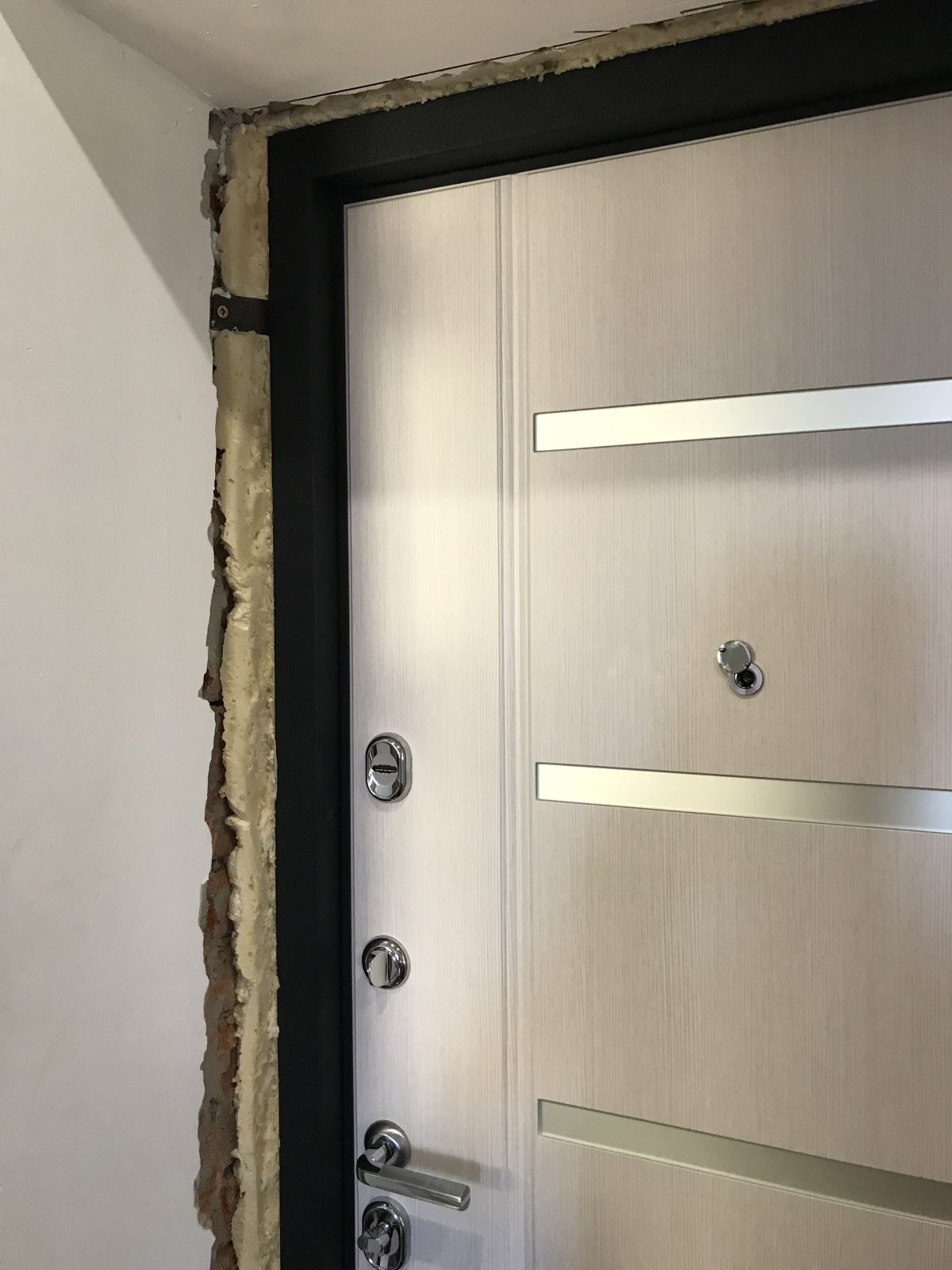 Входная дверь вплотную к стене