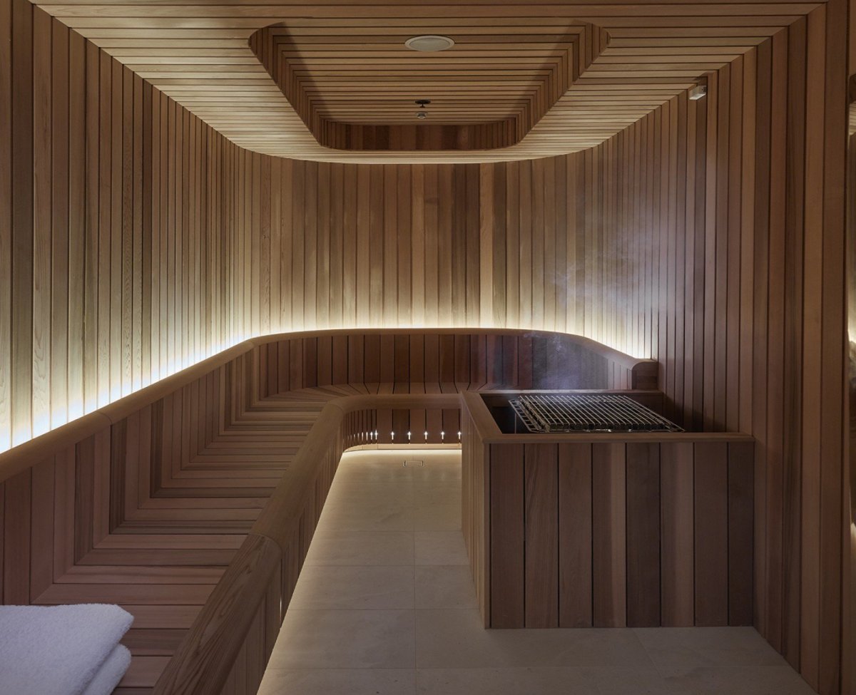 Современное красивое освещение в сауне